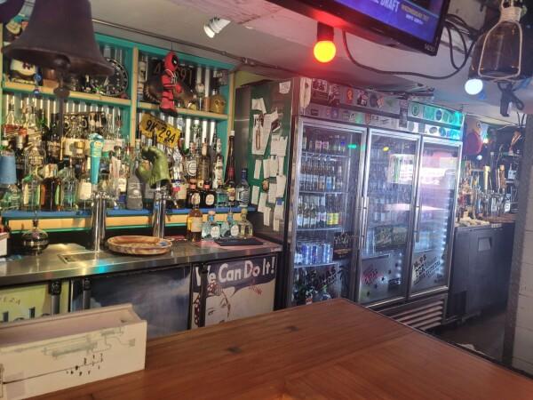 Best Sports Bars in Honolulu - Suzie Wongs Hideaway