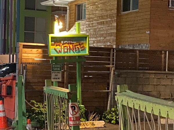 Best Sports Bars in Honolulu - Suzie Wongs Hideaway