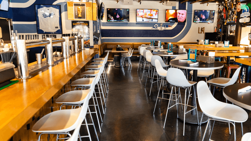 Best Sports Bars in Los Angeles - 33 Taps @ Silver Lake