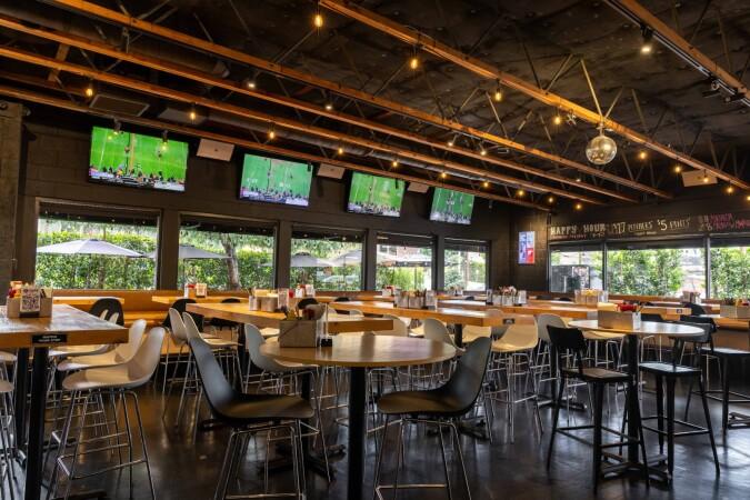 Best Sports Bars in Los Angeles - 33 Taps @ Silver Lake
