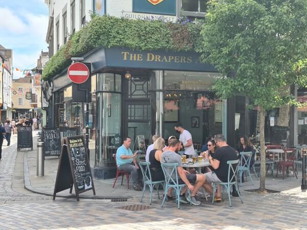 Best Sports Bars in Canterbury - The Drapers Arms