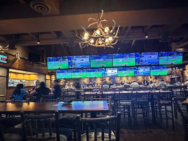 Best Sports Bars in Glendale - Twin Peaks Restaurant @ Glendale