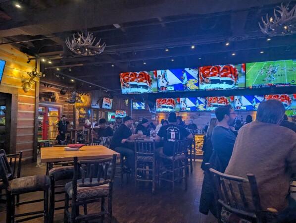 Best Sports Bars in Toledo - Twin Peaks Restaurant @ Toledo