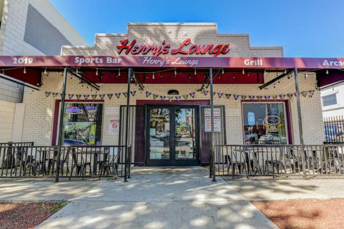 Best Sports Bars in Sacramento - Henrys Lounge