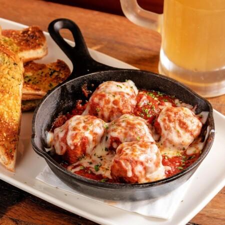 Best Sports Bars in Auburn Hills - Twin Peaks Restaurant @ Auburn Hills, Mi