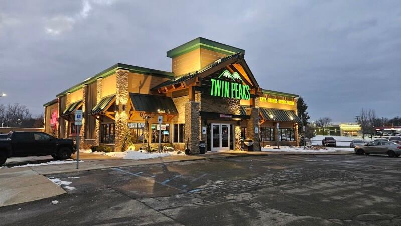 Best Sports Bars in Auburn Hills - Twin Peaks Restaurant @ Auburn Hills, Mi