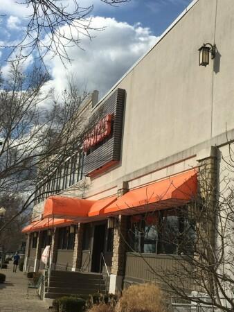 Best Sports Bars in Jeffersonville - Hooters @ Jeffersonville