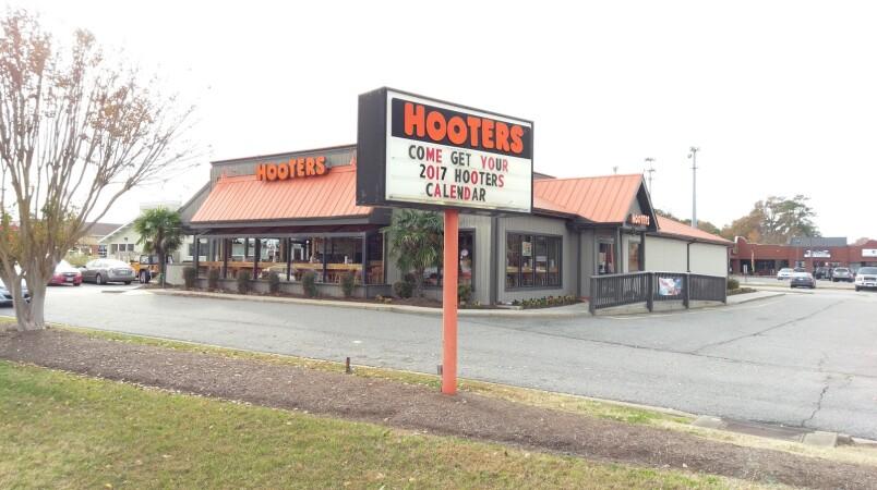 Best Sports Bars in Virginia Beach - Hooters @ Virginia Beach