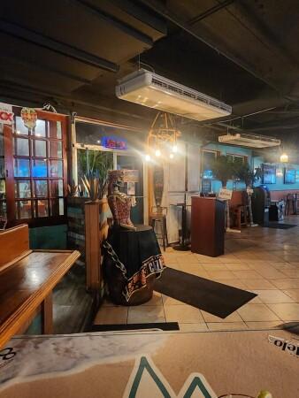Best Sports Bars in Honolulu - Tropics Beach Hut