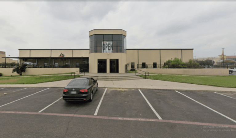 Best Sports Bars in Laredo - Hal's Restaurant Bar