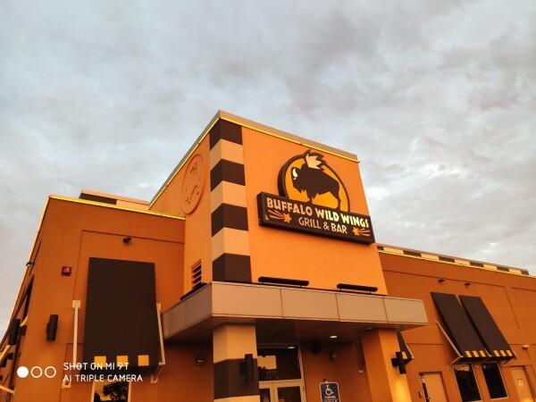Best Sports Bars in Roseville - Buffalo Wild Wings @ Roseville, Mn