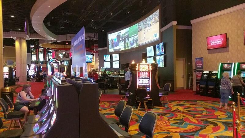 Best Sports Bars in Dayton - Hollywood Gaming @ Dayton Raceway