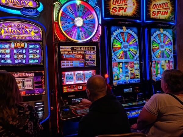 Best Sports Bars in Dayton - Hollywood Gaming @ Dayton Raceway