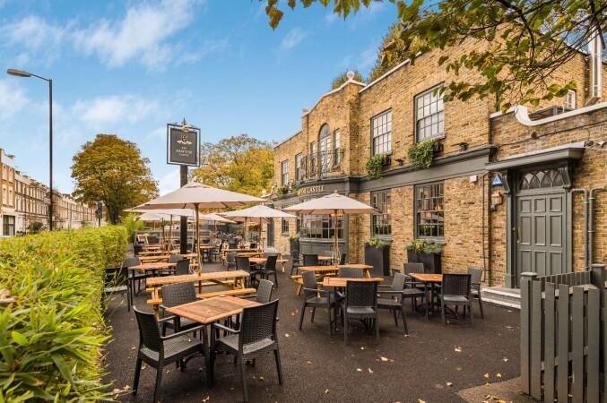 Best Sports Bars in London - Alwyne Castle