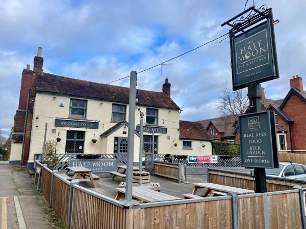 Best Sports Bars in Tonbridge - Half Moon