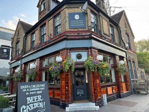 Best Sports Bars in London - The Holden