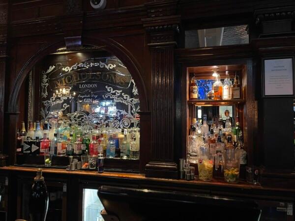 Best Sports Bars in LONDON - Woodins Shades