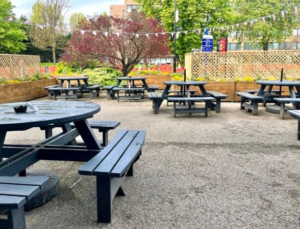 Best Sports Bars in Middlesex - Railway Hotel (Greenford)