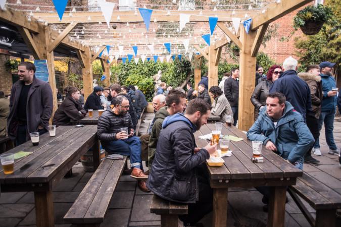 Best Sports Bars in London - The Beehive