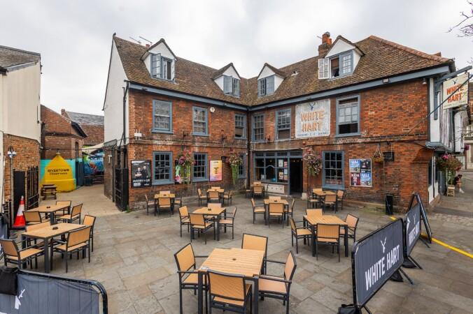 Best Sports Bars in Hertford - The White Hart