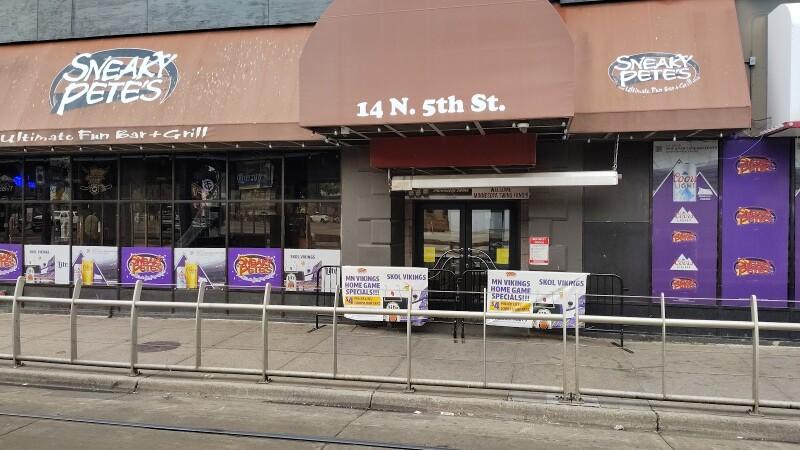 Best Sports Bars in Minneapolis - Sneaky Petes