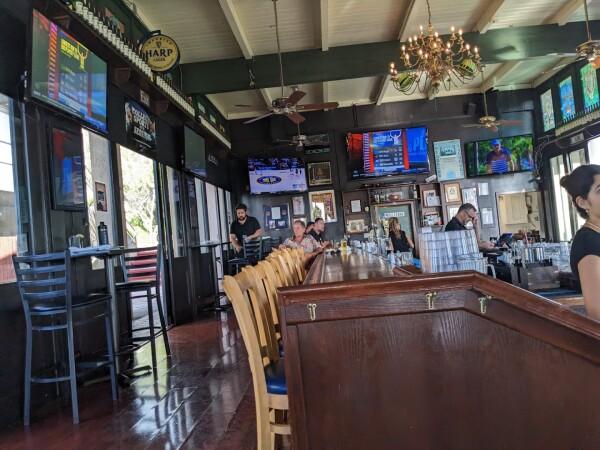 Best Sports Bars in Wailea - Mulligans On The Blue