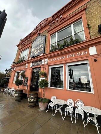 Best Sports Bars in Brentford - The Express Tavern