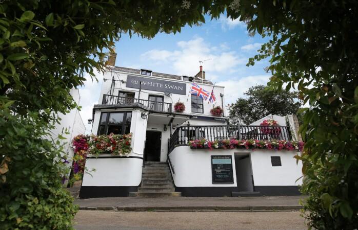 Best Sports Bars in Twickenham - White Swan
