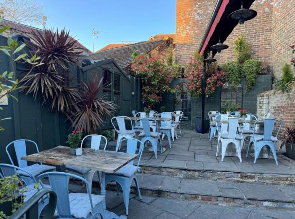 Best Sports Bars in Uxbridge - Bar Italia