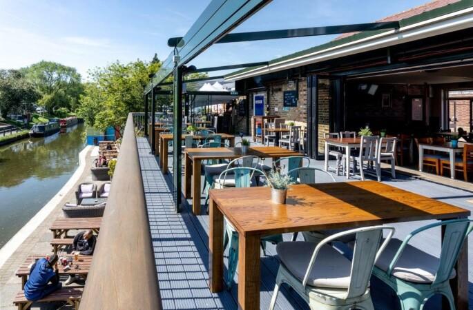 Best Sports Bars in London - Grand Junction Arms