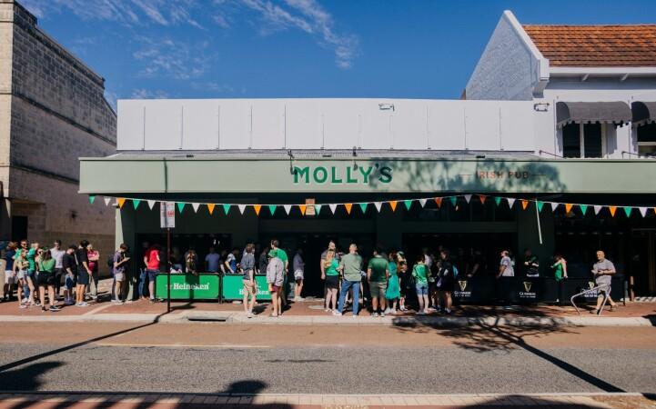 Best Sports Bars in Highgate - Mollys Irish Pub