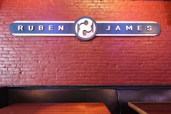 Beste Sportsbars in Burlington - Ruben James