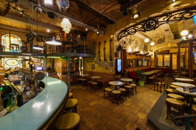 Best Sports Bars in Nice - Les Distilleries Ideales