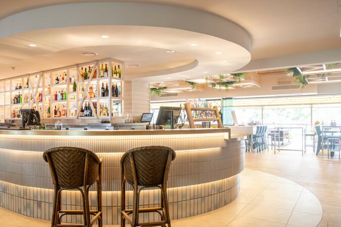 Best Sports Bars in Sandgate - The Full Moon Hotel