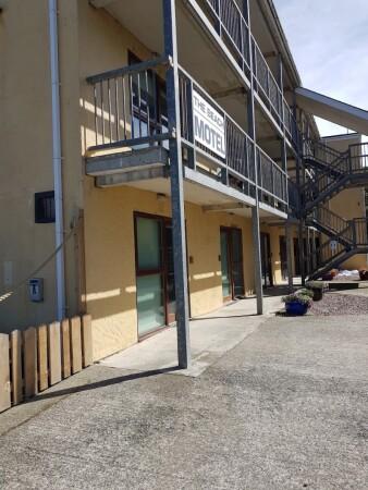 Best Sports Bars in Holyhead - Beach Motel