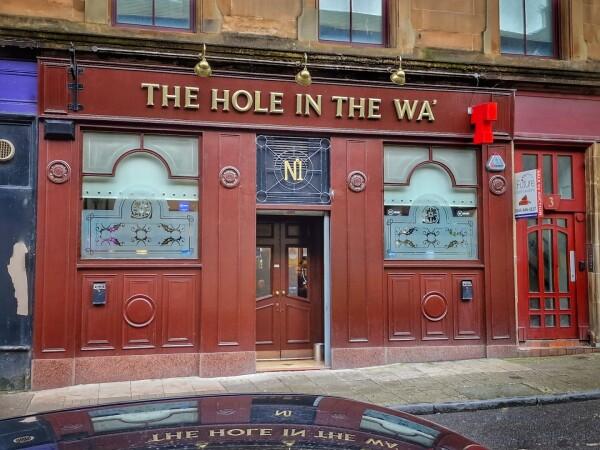 Best Sports Bars in Renfrewshire - Hole in The Wall
