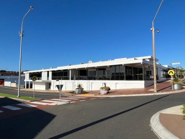 Best Sports Bars in Gladstone Central - The Queens Hotel Gladstone