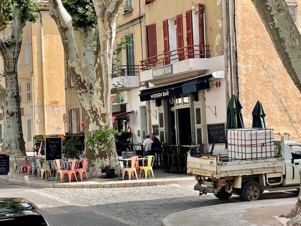 Best Sports Bars in Cotignac - Modern bar