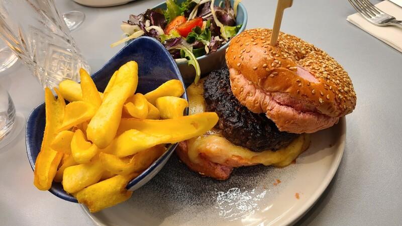 Best Sports Bars in Nice - La table des sud