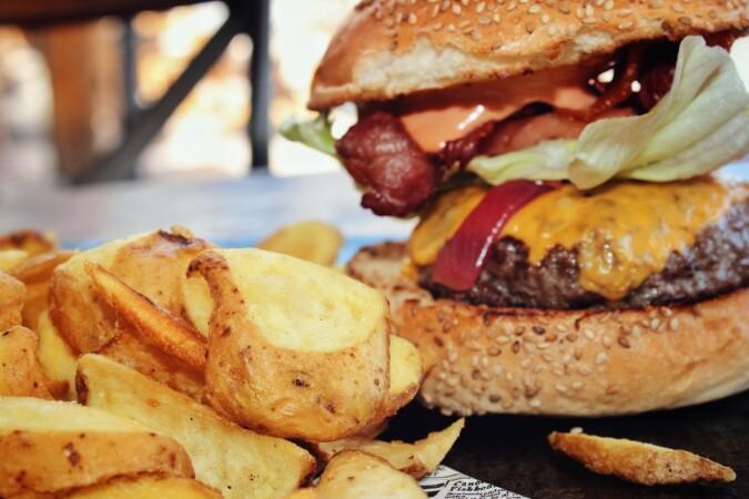 Best Sports Bars in Cannes - Lucky you saloon