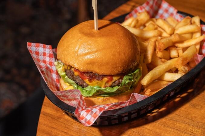 Best Sports Bars in Abbotsford - Aviary Hotel