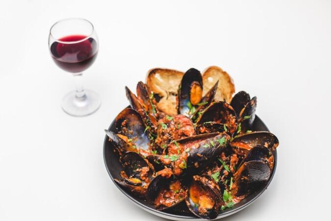 Best Sports Bars in Fairy Meadow - Fraternity Club