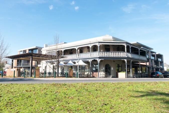 Best Sports Bars in Lake Wendouree - Lakeview Hotel