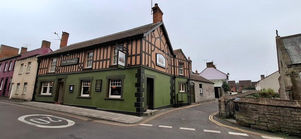 Best Sports Bars in Glastonbury - Mitre Inn
