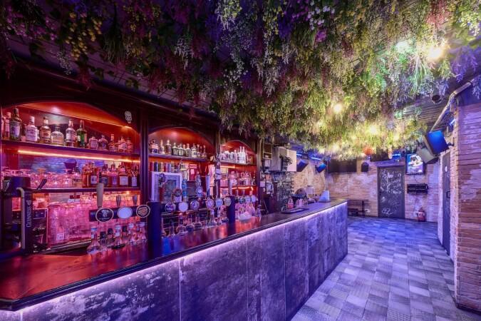 Best Sports Bars in Marseille - Red lion