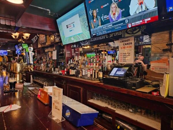 Best Sports Bars in New York - Flannerys Bar