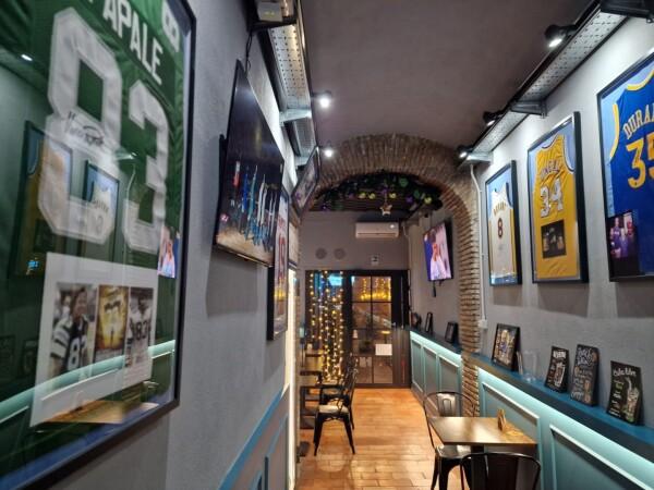 Best Sports Bars in Roma - Goat Gallery