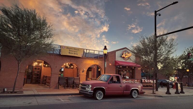 Best Sports Bars in Glendale - LA PERLA SPORTS CLUB