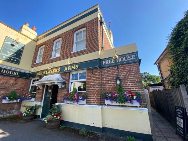 Best Sports Bars in Walton-On-Thames - Bricklayers Arms