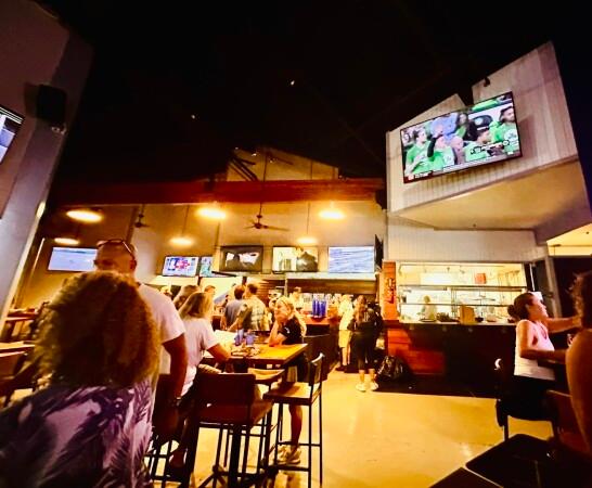 Best Sports Bars in Honolulu - Tropics Restaurant